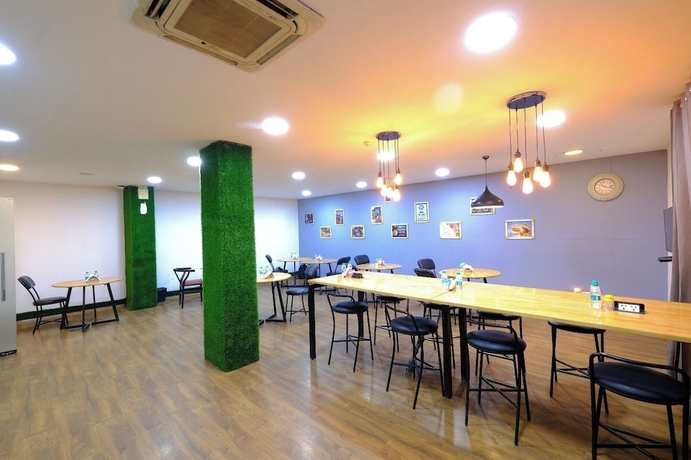 Imagen del bar/restaurante del Hotel Lime Tree Premier Near Medanta Medicity. Foto 3