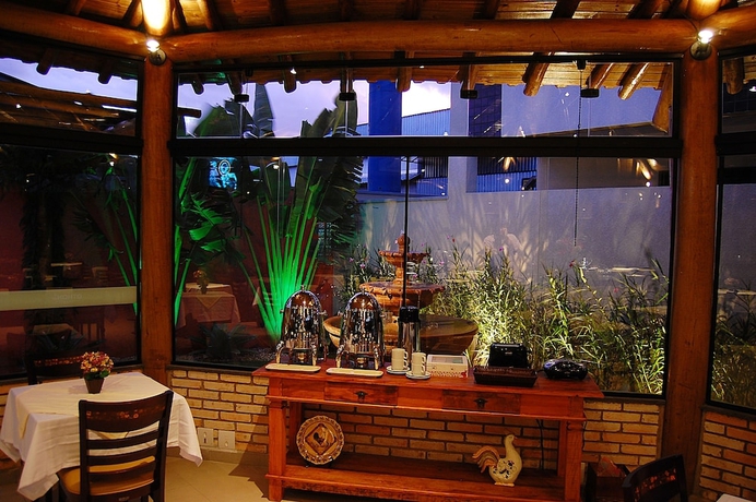 Imagen del bar/restaurante del Hotel Limeira Su&iacute;tes. Foto 4