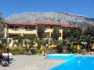 Imagen de la piscina del Hotel Limnionas Bay Village. Foto 2