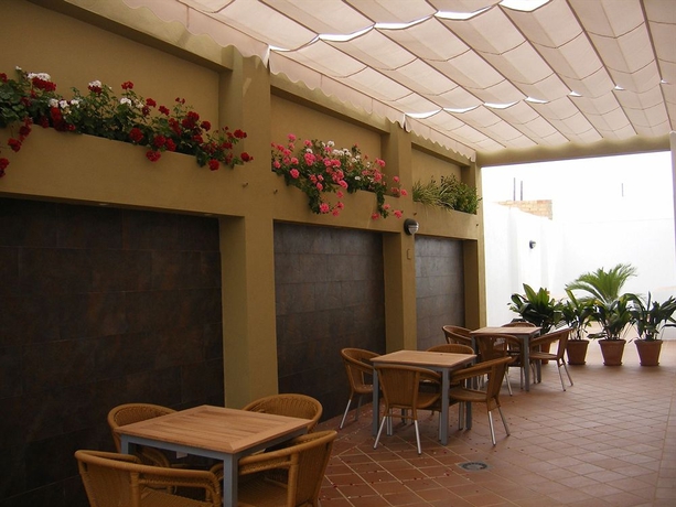 Imagen de los exteriores del Hotel Lince. Foto 15