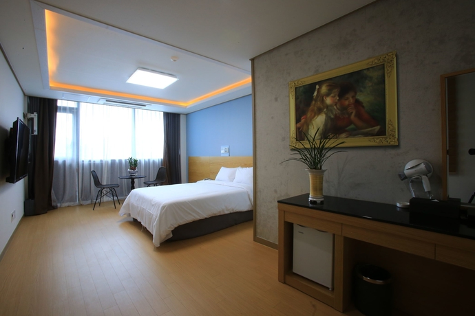 Imagen de la habitación del Hotel Line. Foto 18