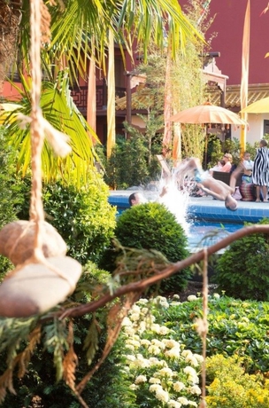 Imagen de la piscina del Hotel Ling Bao. Foto 11