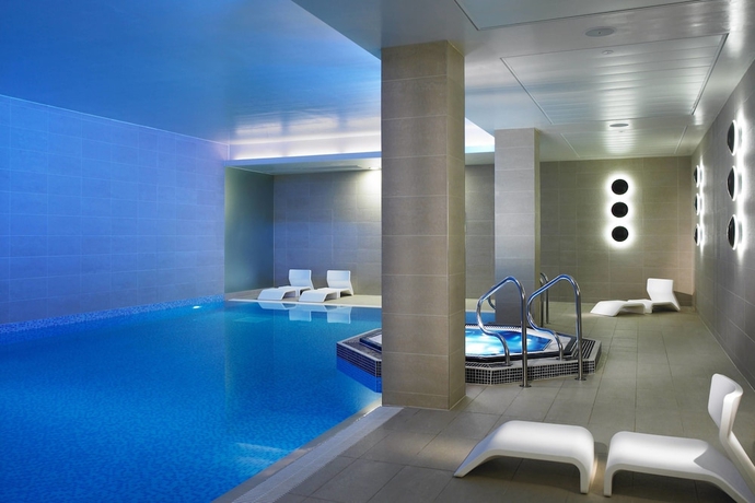 Imagen de la piscina del Hotel Lingfield Park Marriott and Country Club. Foto 17