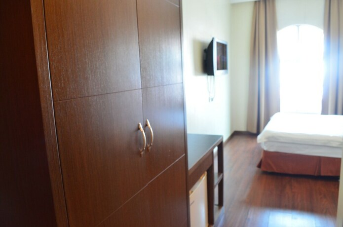 Imagen de la habitación del Hotel Lintas Plaza. Foto 29