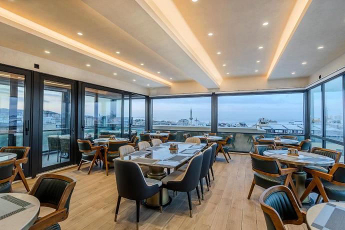 Imagen del bar/restaurante del Hotel Lions Royal. Foto 6