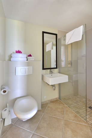 Imagen de la habitación del Hotel Lionsdive Beach Resort. Foto 8