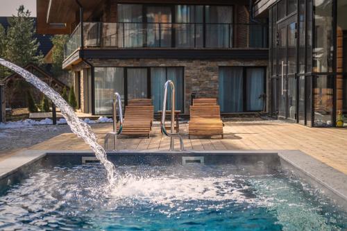 Imagen de la piscina del Hotel Lipowy Dw&oacute;r. Foto 19