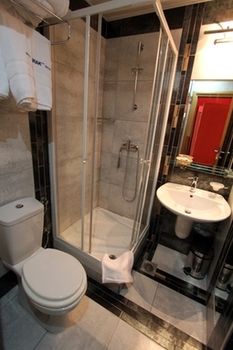 Imagen de la habitación del Hotel Lirak. Foto 3