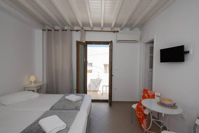 Imagen de la habitación del Hotel Lirous Studios. Foto 3