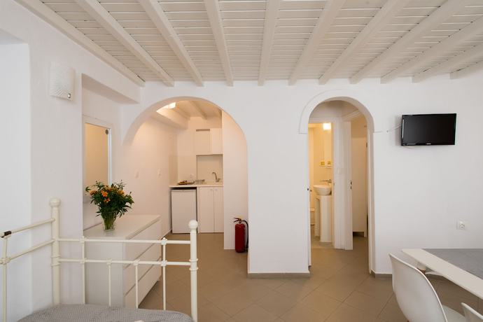 Imagen de la habitación del Hotel Lirous Studios. Foto 8