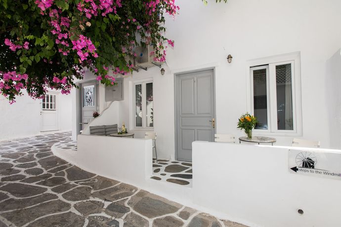 Imagen de la habitación del Hotel Lirous Studios. Foto 10