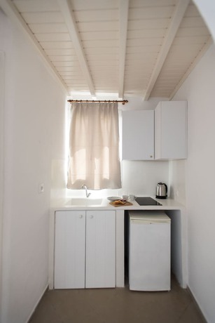 Imagen de la habitación del Hotel Lirous Studios. Foto 12