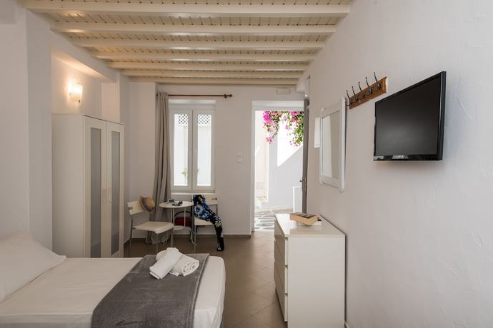 Imagen de la habitación del Hotel Lirous Studios. Foto 14