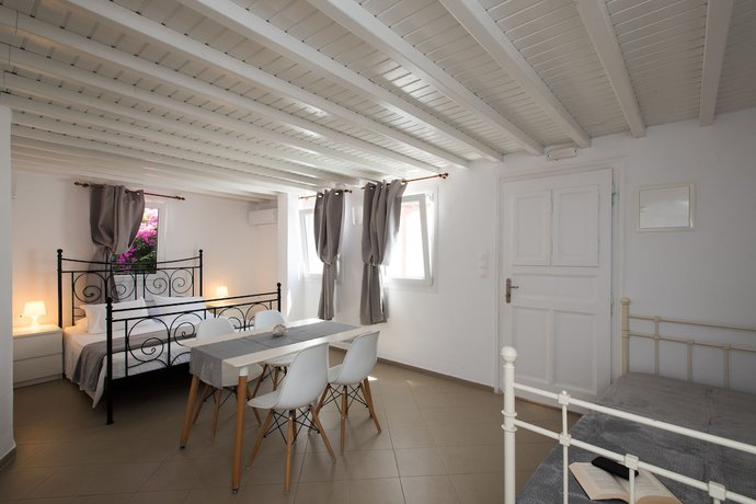 Imagen de la habitación del Hotel Lirous Studios. Foto 19