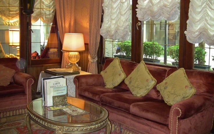 Imagen de los interiores del Hotel Lisbona. Foto 6