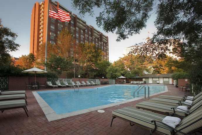 Imagen de la piscina del Hotel Little America. Foto 11