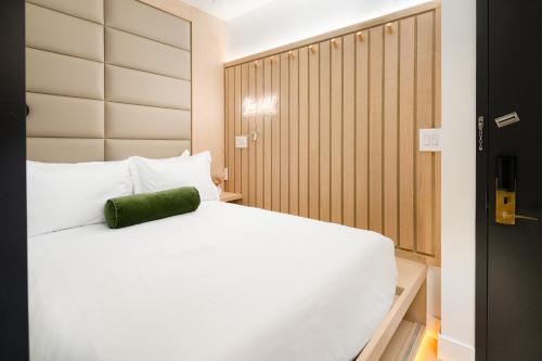 Imagen de la habitación del Hotel Little Charlie. Foto 17