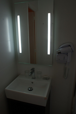 Imagen de la habitación del Hotel Little, Gare du Nord. Foto 7