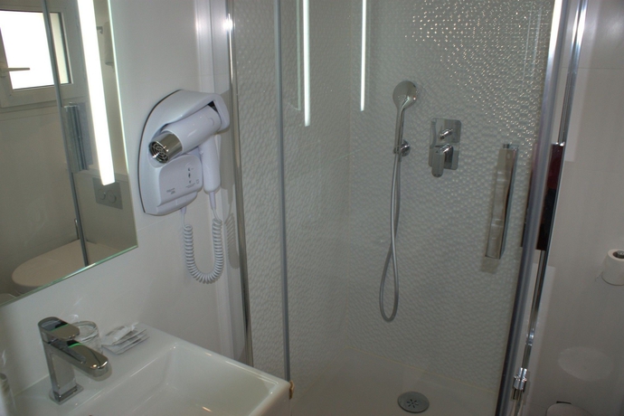 Imagen de la habitación del Hotel Little, Gare du Nord. Foto 8