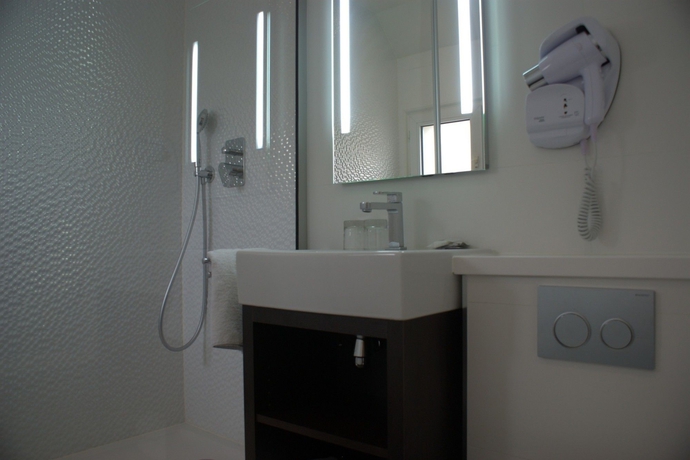 Imagen de la habitación del Hotel Little, Gare du Nord. Foto 10