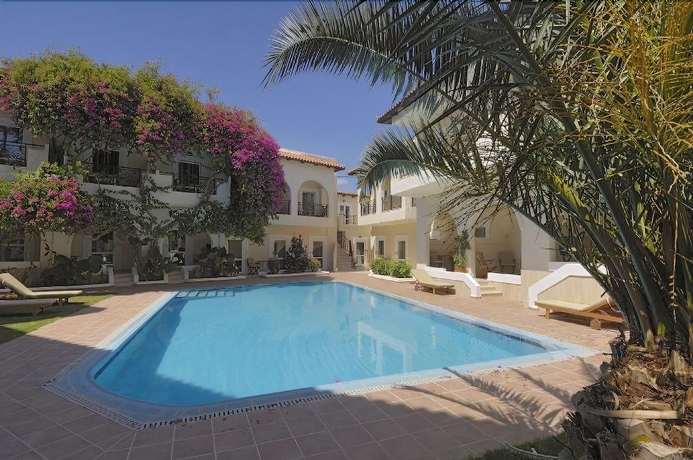 Imagen de la piscina del Hotel Little Inn. Foto 14