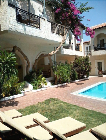 Imagen de la piscina del Hotel Little Inn. Foto 15