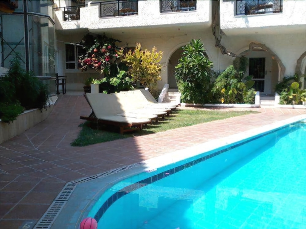 Imagen de la piscina del Hotel Little Inn. Foto 16