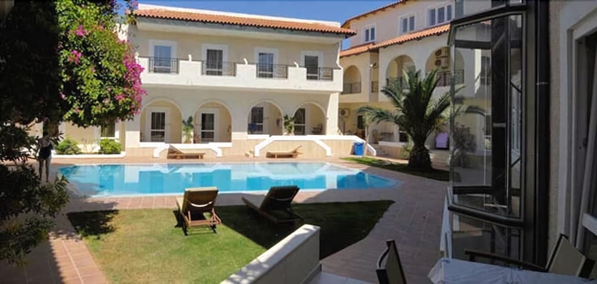 Imagen de la piscina del Hotel Little Inn. Foto 17