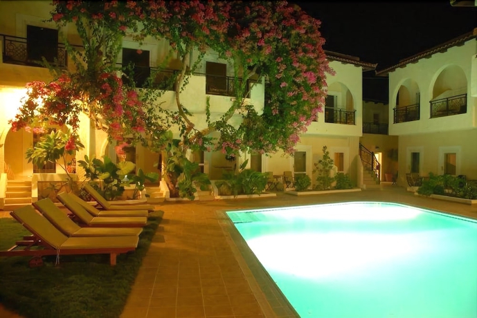 Imagen de la piscina del Hotel Little Inn. Foto 18