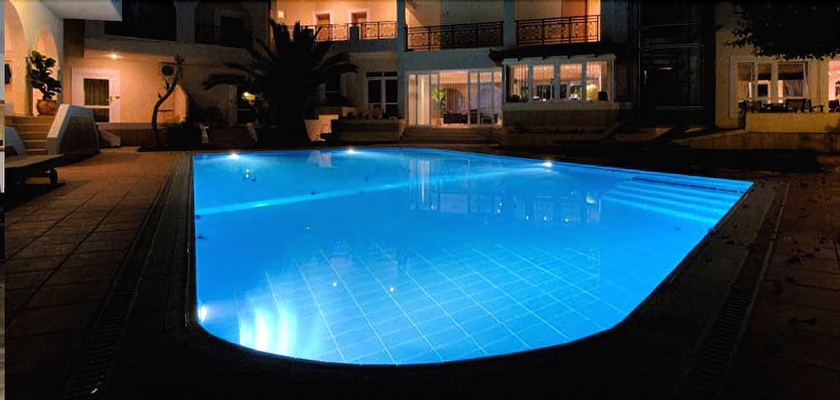 Imagen de la piscina del Hotel Little Inn. Foto 19