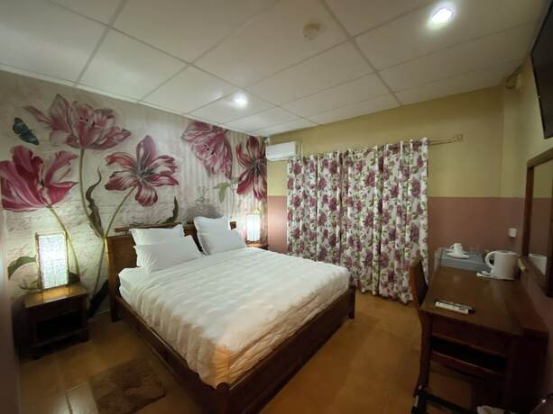 Imagen de la habitación del Hotel Little Italy. Foto 25