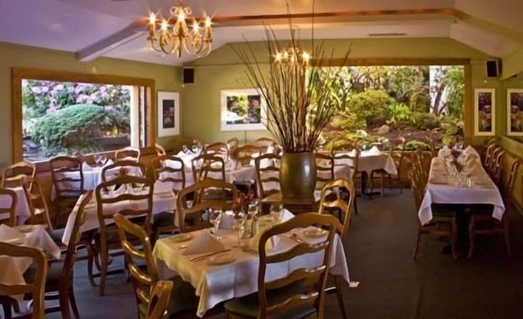 Imagen del bar/restaurante del Hotel Little River Inn. Foto 11