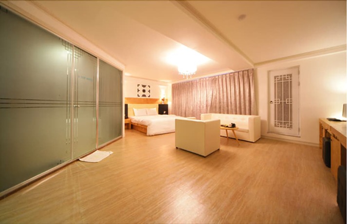 Imagen de la habitación del Hotel Liv Life. Foto 17