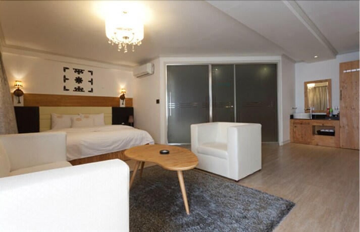 Imagen de la habitación del Hotel Liv Life. Foto 29