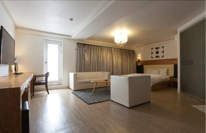 Imagen de la habitación del Hotel Liv Life. Foto 38
