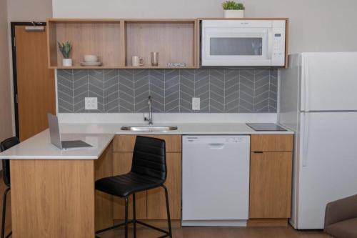 Imagen de la habitación del Hotel LivAway Suites Tri-Cities-Richland. Foto 13