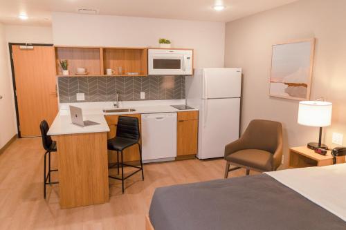 Imagen de la habitación del Hotel LivAway Suites Tri-Cities-Richland. Foto 16