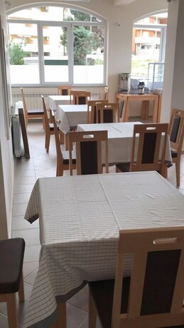 Imagen del bar/restaurante del Hotel Livadic. Foto 12