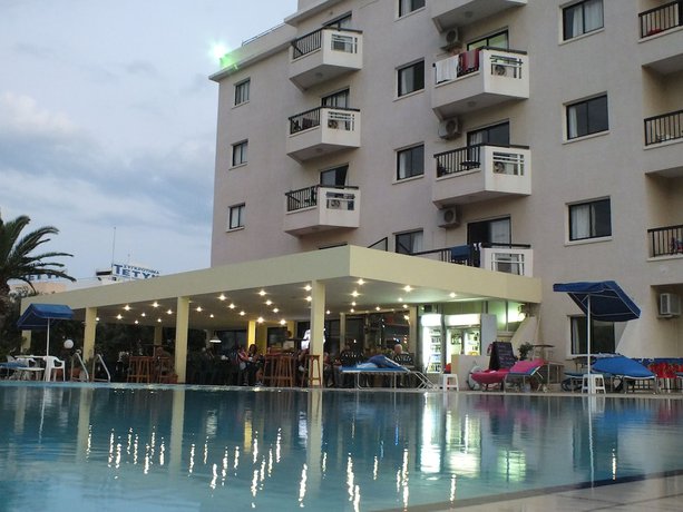 Imagen de la piscina del Hotel Livas Apartments. Foto 16