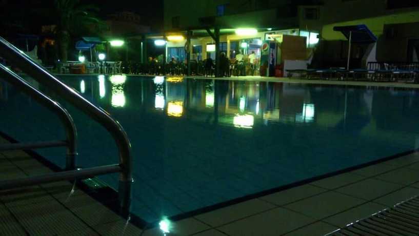 Imagen de la piscina del Hotel Livas Apartments. Foto 17
