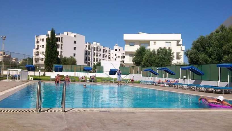 Imagen de la piscina del Hotel Livas Apartments. Foto 18