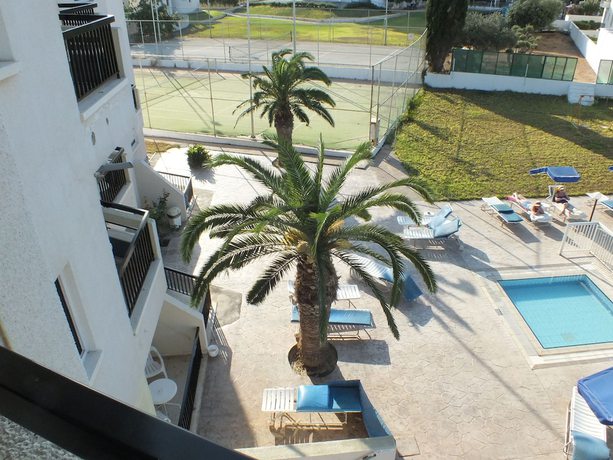 Imagen de la piscina del Hotel Livas Apartments. Foto 20