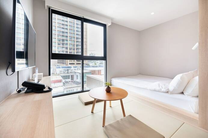 Imagen de la habitación del Hotel LiveZen Bangkok. Foto 16