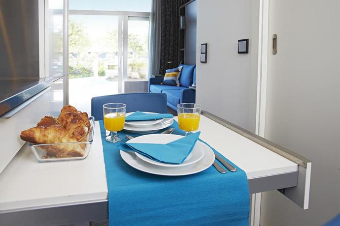 Imagen de la habitación del Hotel Living Suites. Foto 9
