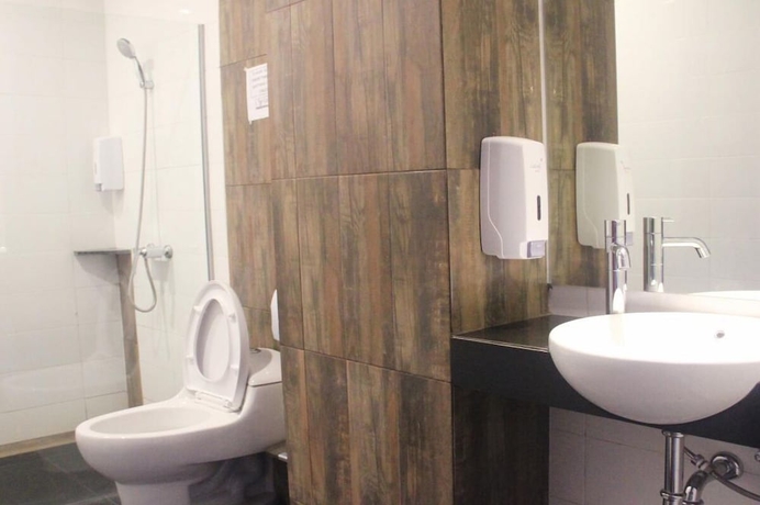 Imagen de la habitación del Hotel Livinn Hostel City Center Surabaya. Foto 11