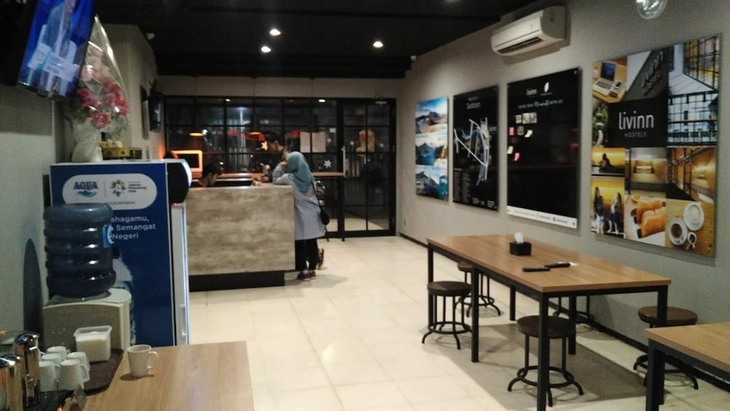 Imagen del bar/restaurante del Hotel Livinn Hostel City Center Surabaya. Foto 5