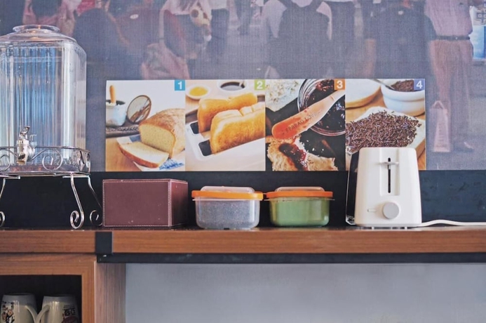 Imagen del bar/restaurante del Hotel Livinn Hostel City Center Surabaya. Foto 6