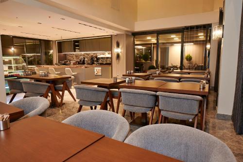 Imagen del bar/restaurante del Hotel Livinton. Foto 5