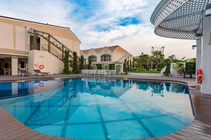 Imagen de la piscina del Hotel Lk Majestic Villa. Foto 14