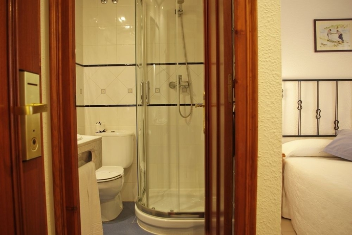 Imagen de la habitación del Hotel Llafranch. Foto 13